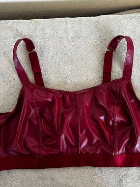 Torrid Curve Woman's Red Plus-Size Pleather Wireless Bralette Bra Sz 2